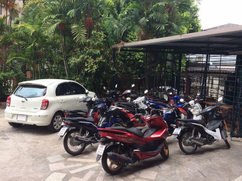 Baan Khun Mae Apartment Банкок Екстериор снимка